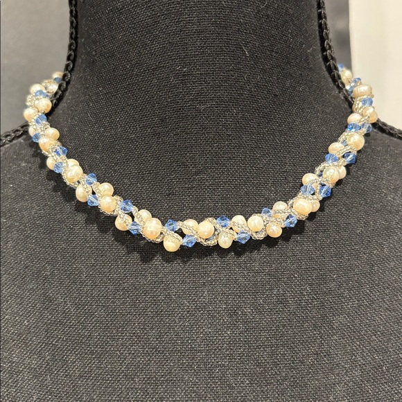 Jewelry - Magnetic closure necklace Pearl and Blue beads